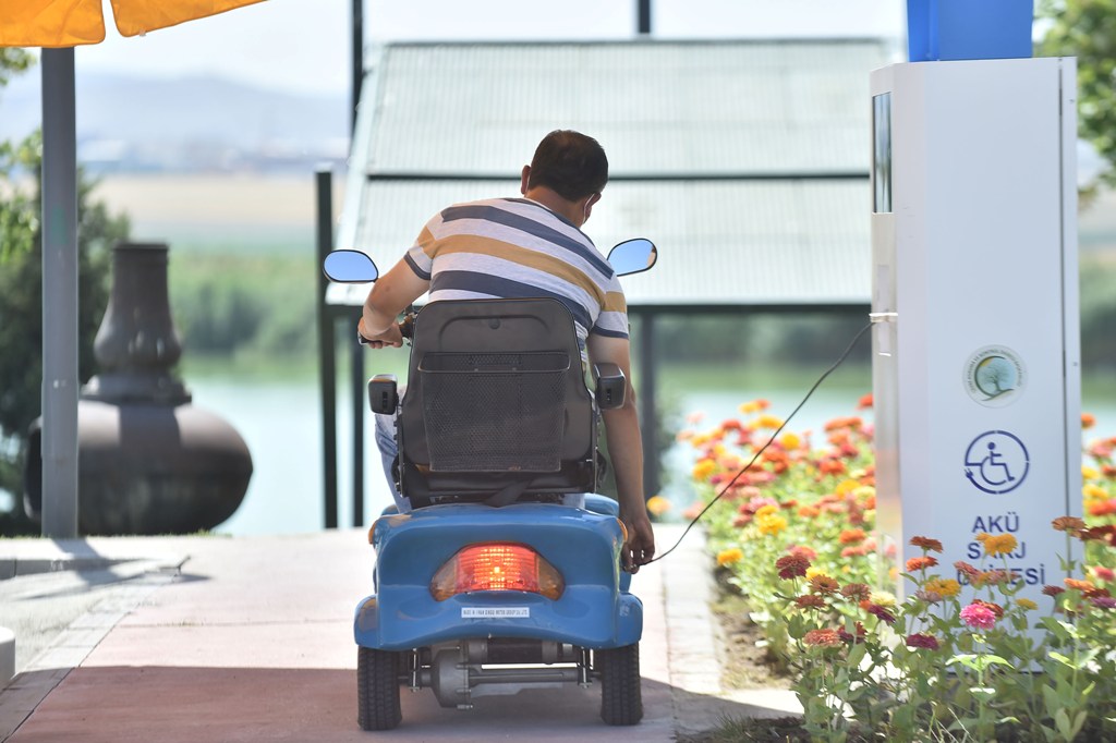 Engelli Araçları için Parklara Şarj İstasyonu